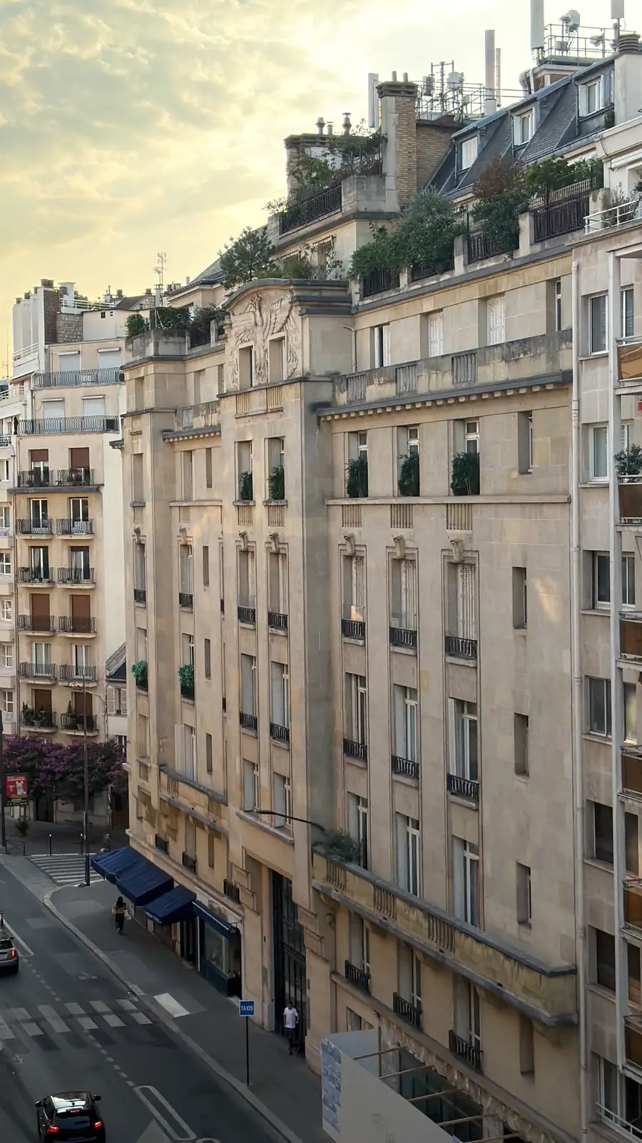 Façades d’un immeuble parisien en fin de journée
